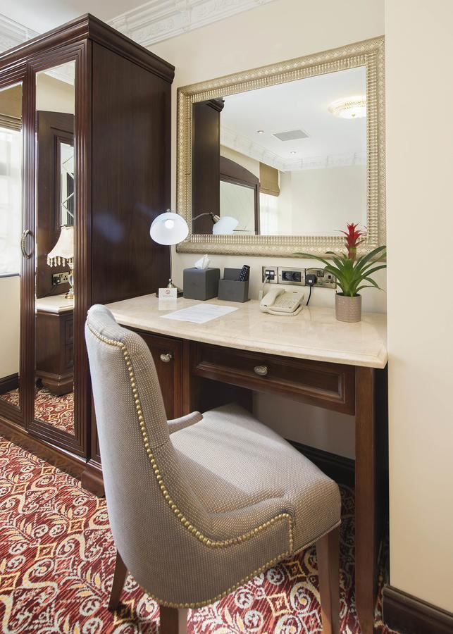 The George Street Hotel Oxford Exteriör bild A dressing table