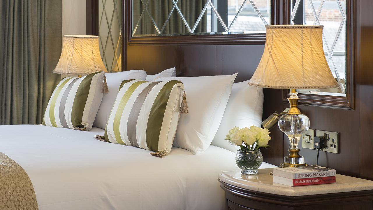 The George Street Hotel Oxford Exteriör bild A bedroom at The Imperial