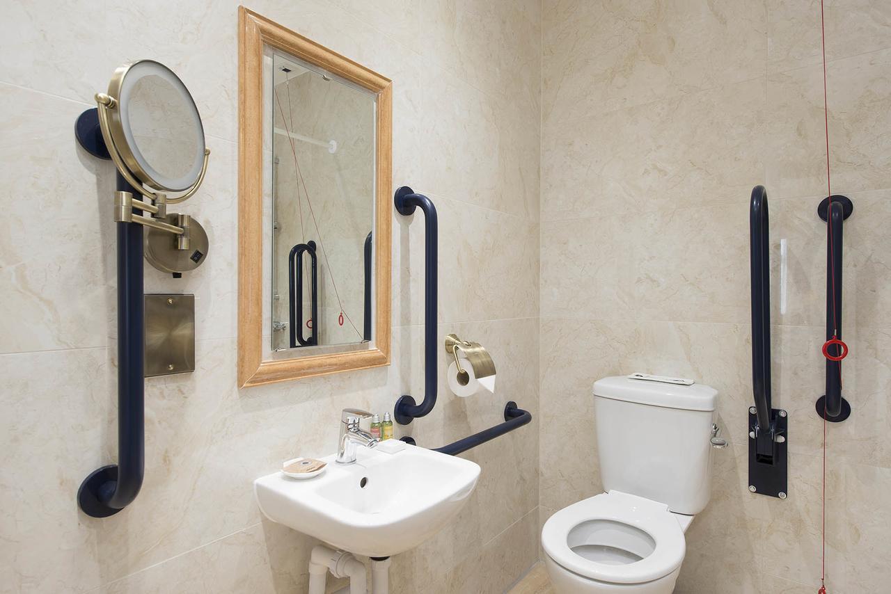 The George Street Hotel Oxford Exteriör bild Disabled toilet with alarm