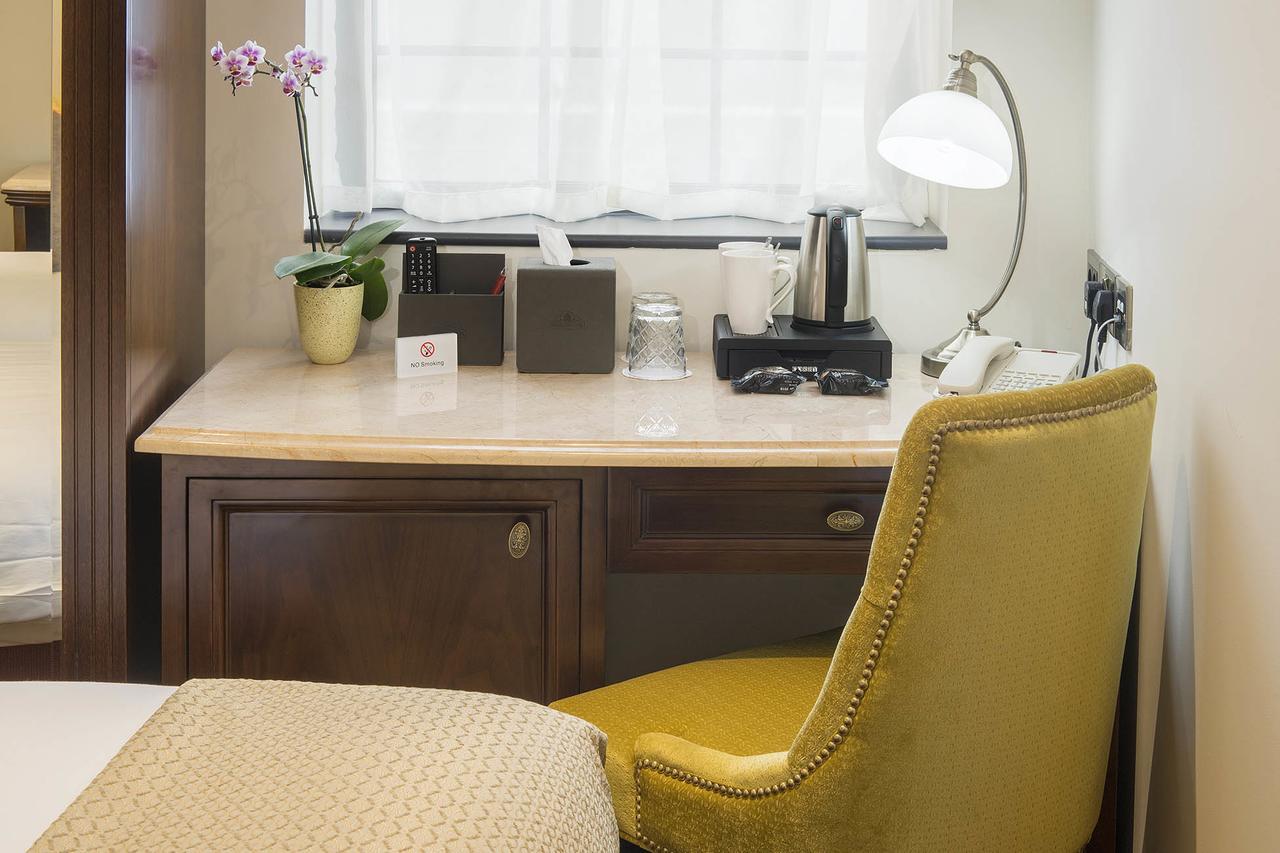 The George Street Hotel Oxford Exteriör bild A desk with a built-in lamp