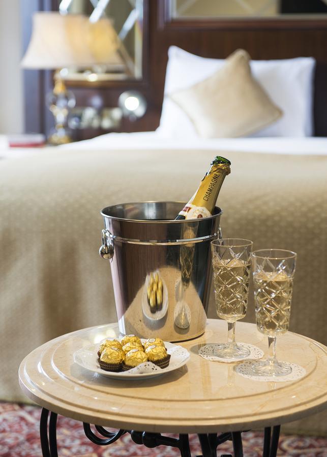 The George Street Hotel Oxford Exteriör bild Champagne in a champagne bucket