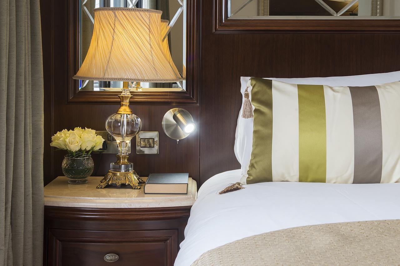 The George Street Hotel Oxford Exteriör bild A bedside table