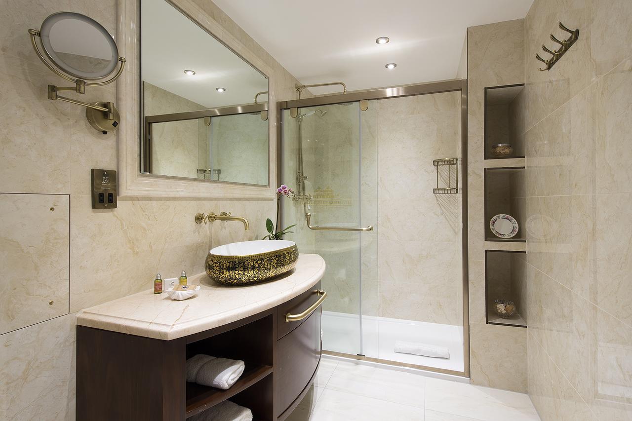 The George Street Hotel Oxford Exteriör bild A bathroom with a shower enclosure