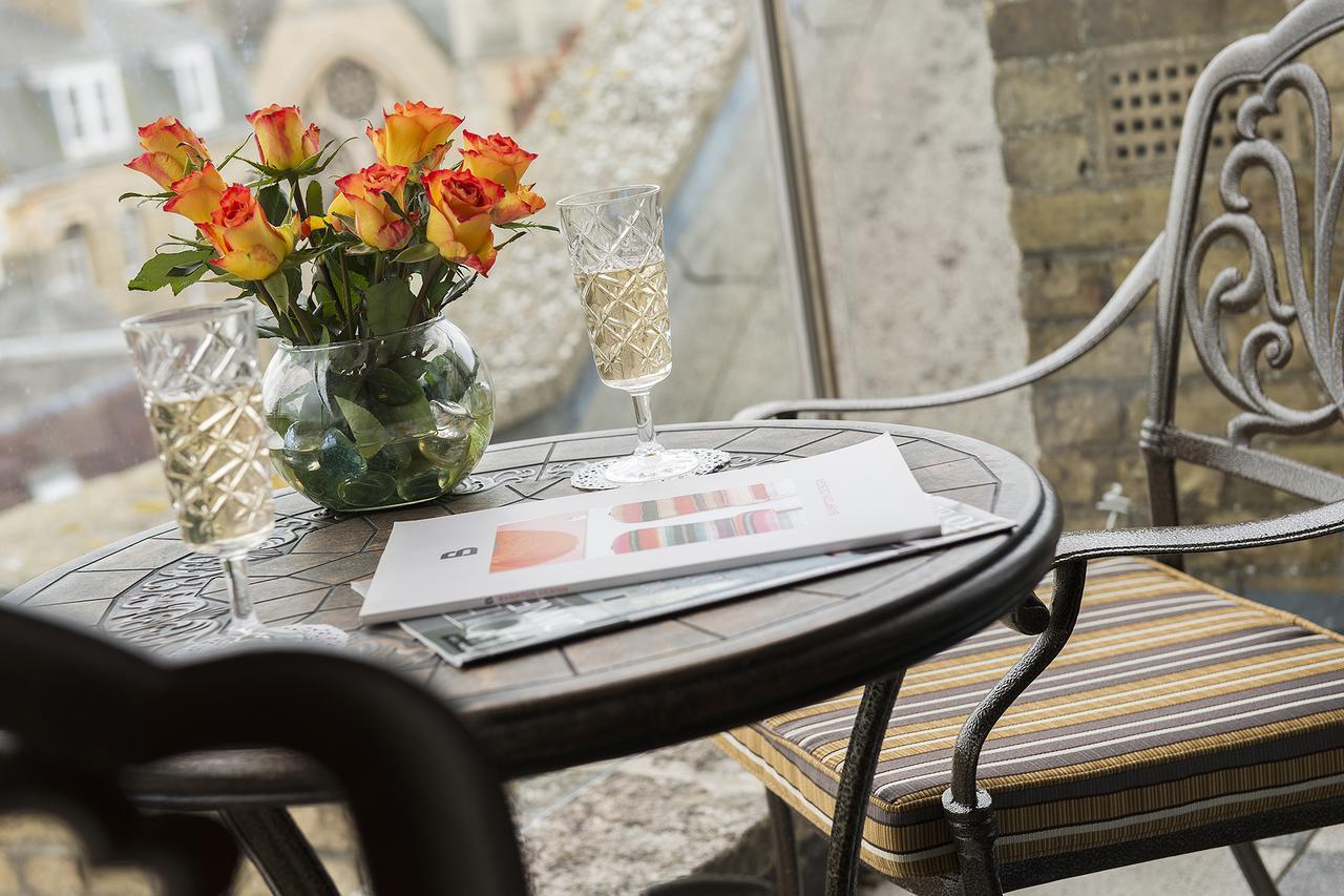 The George Street Hotel Oxford Exteriör bild A bistro table in Paris