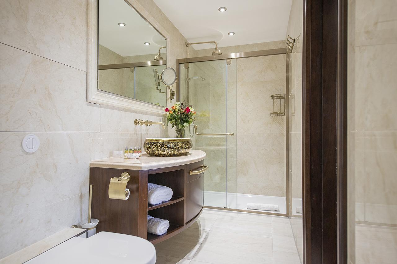 The George Street Hotel Oxford Exteriör bild A bathroom in a hotel