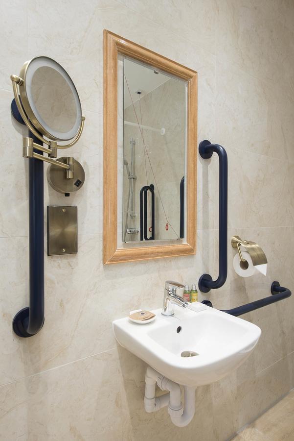 The George Street Hotel Oxford Exteriör bild Disabled toilet facilities