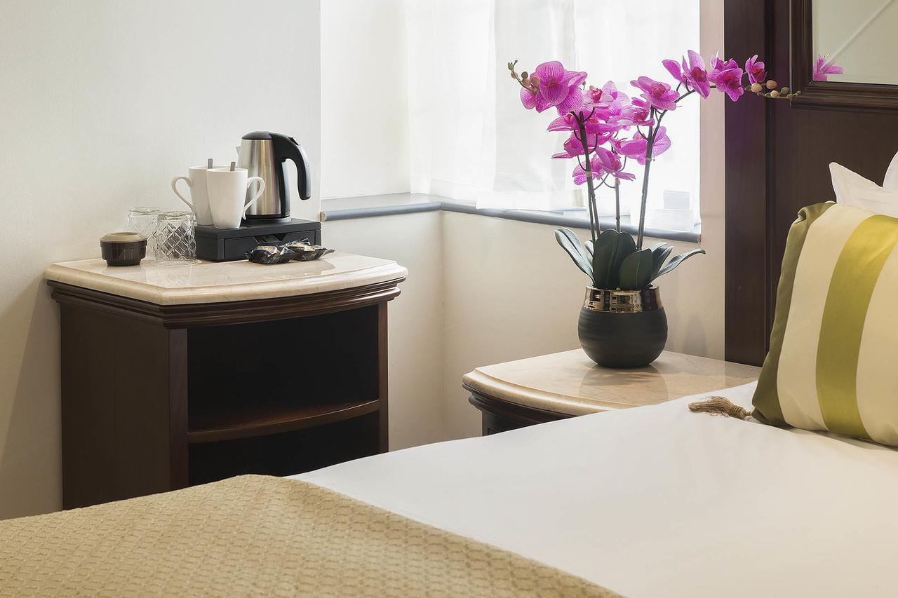 The George Street Hotel Oxford Exteriör bild A tea and coffee making machine in a hotel room