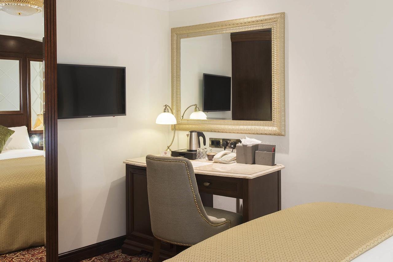 The George Street Hotel Oxford Exteriör bild A vanity table in a hotel room