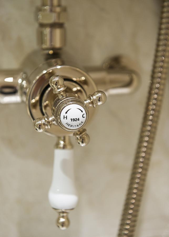 The George Street Hotel Oxford Exteriör bild Heritage bathroom fittings