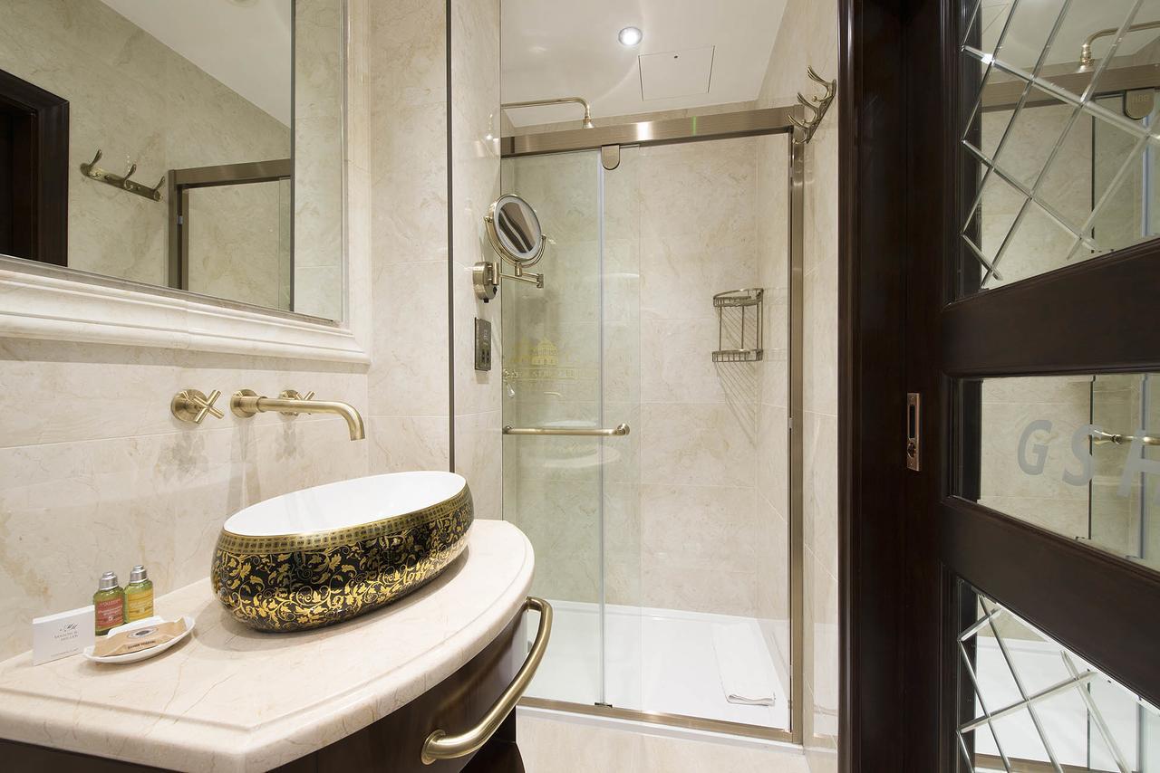 The George Street Hotel Oxford Exteriör bild A shower enclosure